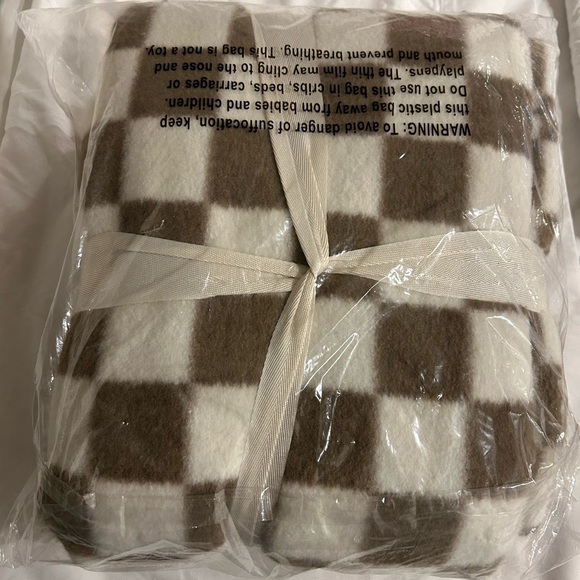 NWT Berkshire oversized throw blanket.  Softy and cozy. - Picture 3 of 3